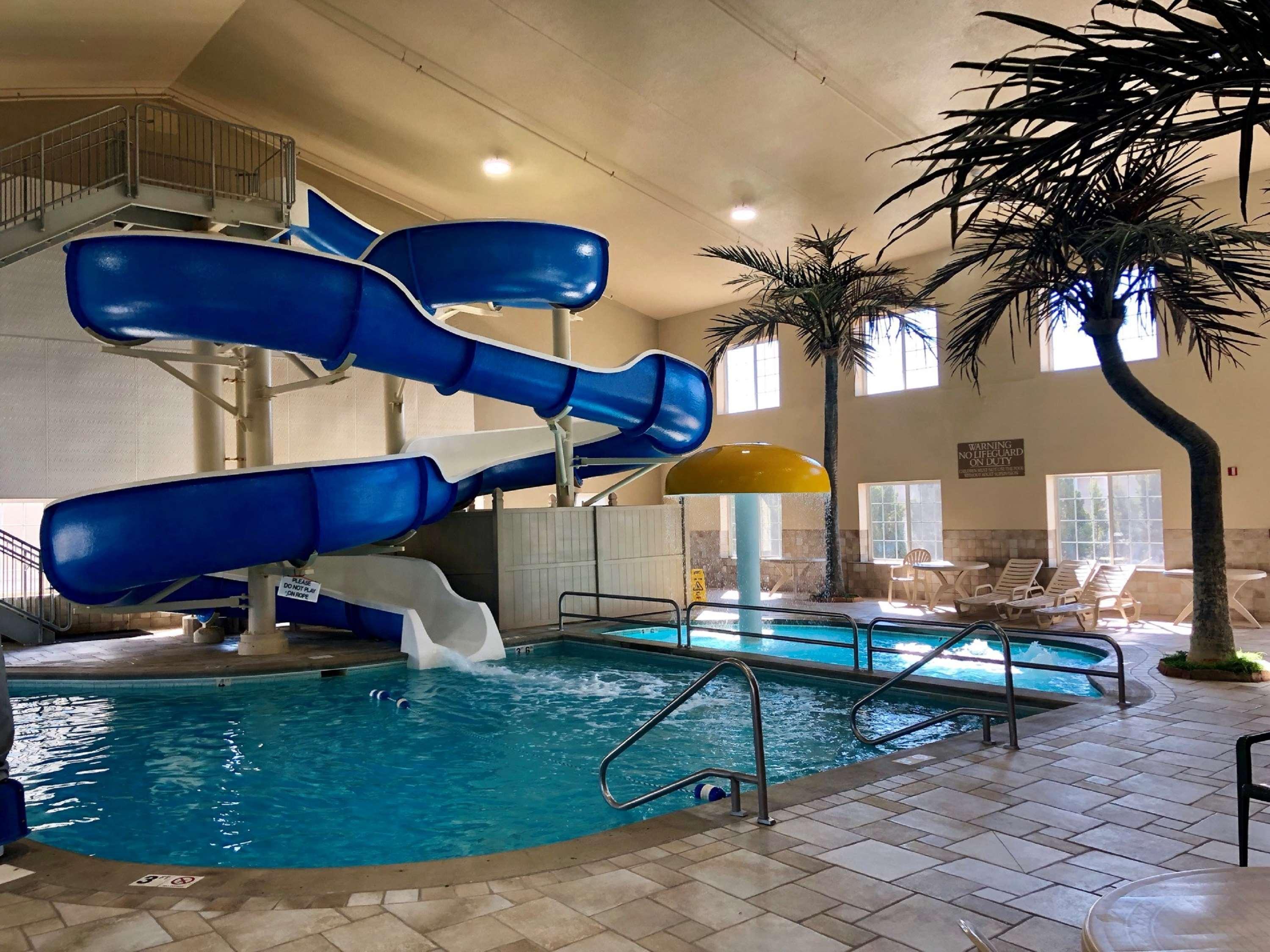 Country Inn & Suites By Radisson Bismarck Waterpark Exteriör bild